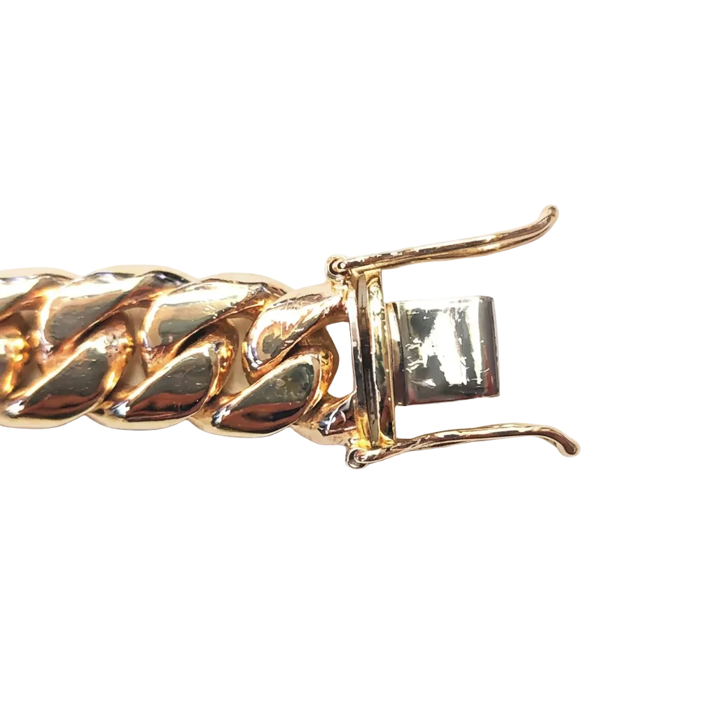 Enhanced bracelet clasp close-up
